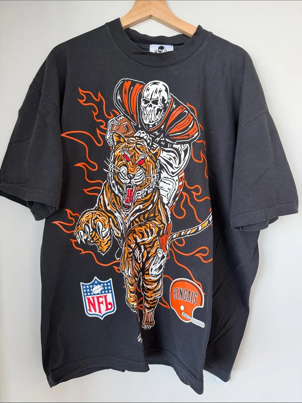 Black Graphic Short-Sleeve Tee with Orange Tiger Motif - Picture 1 of 4